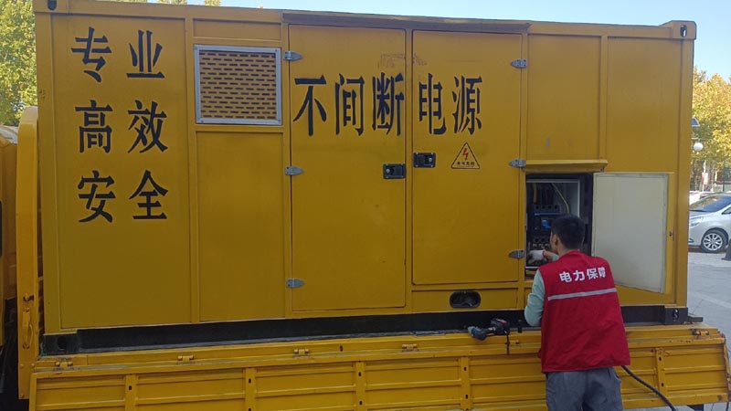 海盐柴油发电机组和UPS电源配合使用时，如何避免切换过程中的电力中断？